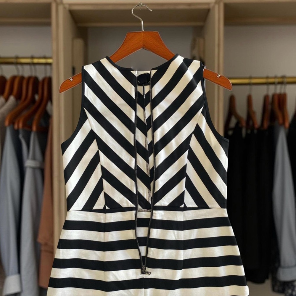 ‧₊˚✮ Striped Chevron Bodycon NWOT Work Heavy Fabric Day to Night - Picture 3 of 12